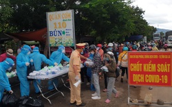 Gia Lai: CSGT tặng nước, đồ ăn, giúp người dân đi từ vùng dịch qua địa bàn