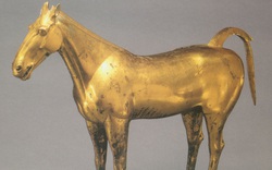 Một nông dân đang làm ruộng thì đào được ngựa vàng canh giữ kho báu vô song 2000 năm, nhưng cái kết rất bất ngờ