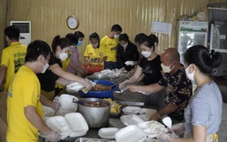 Cổ động viên bóng đá Thanh Hóa ngày ngày làm cơm, nấu nước vối miễn phí gửi vào khu cách ly tập trung
