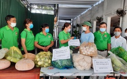 Nông dân Thừa Thiên-Huế góp hàng chục tấn rau xanh, hải sản ngon... gửi tặng các khu cách ly