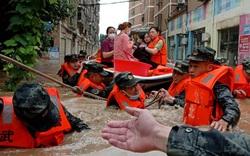 Trung Quốc cảnh báo đỏ sau khi số người chết vì lũ lụt đã lên tới 21 