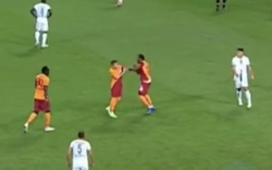 SỐC: 2 cầu thủ Galatasaray húc đầu, đấm nhau ngay trên sân