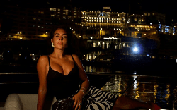 Bạn gái nóng bỏng của Ronaldo khoe dáng nuột trên du thuyền