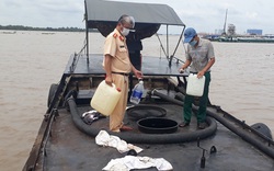 Bắt ghe chở hơn 10.000 lít chất lỏng nghi dầu DO không rõ nguồn gốc trên sông Sài Gòn