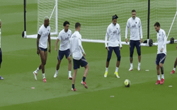 Clip: Bá vai, bá cổ Messi trong buổi tập mới nhất, nhưng Mbappe vẫn quyết ra đi?
