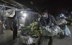 Chợ đầu mối phía Nam Hà Nội mở cửa trở lại: Tiểu thương tất bật dọn hàng trong đêm, xe tải nối đuôi vào chợ