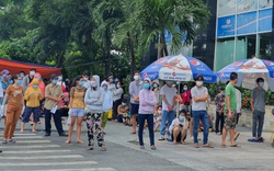 TP.HCM: Vẫn xếp hàng dài chờ vào siêu thị, cửa hàng thực phẩm hạ nhiệt