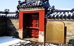 Cánh cổng nào Càn Long đặt tên và là hoàng đế duy nhất bước qua?