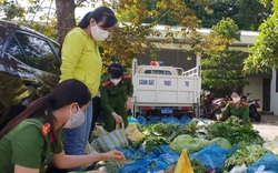 Nữ cán bộ chống dịch: "Con công an, ba mẹ trực chiến, ở nhà tự chăm nhau"