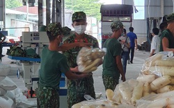 Bình Dương: Bộ đội hỗ trợ vận chuyển, đóng gói từng bịch gạo đưa đến người dân trong khu bị “khoá chặt”