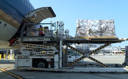 Cận cảnh hơn 6,2 tấn hàng là thiết bị y tế từ Hoa Kỳ về tới Việt Nam