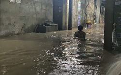 Đồng Nai: Mưa lớn, người dân khổ sở “bơi” trong nước