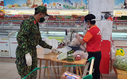 TP.HCM: Đơn hàng đi chợ hộ tăng vọt, siêu thị giảm giá hỗ trợ người dân