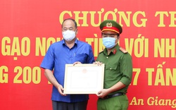 Chủ tịch tỉnh An Giang tặng bằng khen cho cảnh sát khu vực hỗ trợ sản phụ song sinh