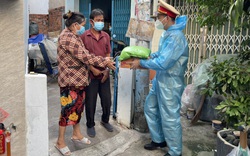 CSGT TP.HCM: "Đi từng ngõ, gõ từng nhà, trao quà đến từng người dân"