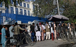 Hệ thống ngân hàng của Afghanistan trên bờ vực sụp đổ: "Không một ai có tiền"