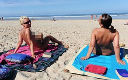 Thế hệ Instagram với thoái trào tắm nắng để ngực trần trên bãi biển thời 4.0