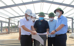 Tổ công tác đặc biệt của Bộ Xây dựng thị sát khu vực lập bệnh viện dã chiến tại Hà Nội