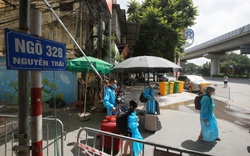 Nhiều F0 “nhí” mệt mỏi theo chân cha mẹ lên xe cứu thương tại ổ dịch phức tạp nhất Hà Nội