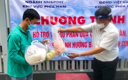 Thứ trưởng Bộ NNPTNT trao tận tay gạo, trứng, thịt gà cho công nhân lao động ở Thủ Đức