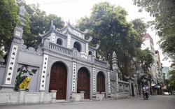 Covid-19: Đền chùa tại Hà Nội thanh tịnh, vắng vẻ ngày mùng 1 tháng "cô hồn"