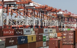 Cảng biển Trung Quốc nhộn nhịp chưa từng có do xuất khẩu tăng đột biến, sản xuất thêm trăm nghìn container vẫn chưa đủ