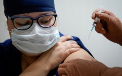 Chuyên gia hàng đầu của Mỹ kêu gọi tiêm vaccine để ngăn chặn virus đột biến