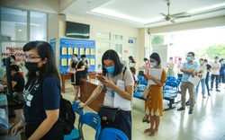 Hà Nội: Người dân xếp hàng dài trước trụ sở Ủy ban xin xác nhận giấy đi đường