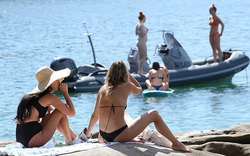 Australia: Bikini lại tràn xuống bãi biển trước thềm dỡ bỏ phong tỏa theo lộ trình