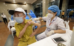 Hà Nội: Xuyên đêm tiêm vaccine cho hàng trăm người trên 65 tuổi