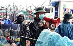 Quảng Ngãi: Lực lượng chức năng đội mưa bão để vận động, đưa hàng trăm ngư dân Sa Huỳnh đi cách ly