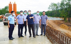 Kiểm tra cao tốc Cam Lộ - La Sơn: Thứ trưởng Bộ GTVT yêu cầu bảo đảm chất lượng thi công   