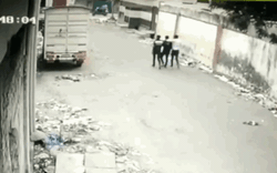 Video: Bức tường bất ngờ đổ sập, suýt đè trúng 3 người đàn ông