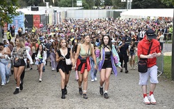 Anh: 80.000 fan dự dễ hội âm nhạc Parklife với các màn trình diễn thời trang sexy quyến rũ