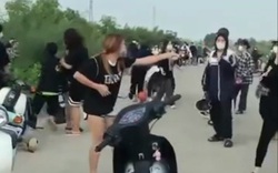Vụ nữ sinh Ninh Bình dùng gậy sắt, mũ bảo hiểm "quyết chiến": Có khoảng 50 người tham gia