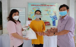 Báo NTNN/Dân Việt hỗ trợ 5.000 suất quà tới người lao động, sinh viên, gia đình khó khăn