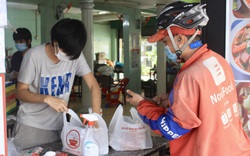 ẢNH: TP.HCM ngày đầu tái hoạt động dịch vụ, hàng quán đóng nhiều hơn mở, thức ăn mang về đắt khách