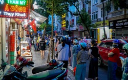 Hà Nội: Giao thông ùn ứ do người dân xếp hàng dài mua bánh trung thu