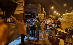 Họp chợ "chui" tại Đông Anh (Hà Nội): Trăm xe tải đổ hàng bỏ qua biện pháp phòng chống dịch, ai chịu trách nhiệm?