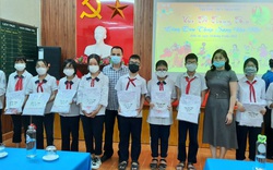 Trường THCS Trần Phú, quận Kiến An: Tổ chức trao quà trung thu cho học sinh có hoàn cảnh khó khăn