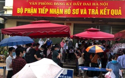 Nới giãn cách, người dân Hà Nội đổ dồn đến Văn phòng Đăng ký đất đai làm thủ tục sổ đỏ