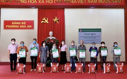 Đà Nẵng: NHCSXH trao 560 suất quà đến các gia đình khó khăn do ảnh hưởng Covid-19