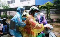 Hà Nội: Người thân đội mưa lớn đến đón công dân phường Thanh Xuân Trung đi cách ly trở về