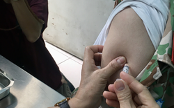 Đắk Lắk: Làm rõ thông tin chi nhánh một ngân hàng đưa người ngoài vào tiêm vaccine