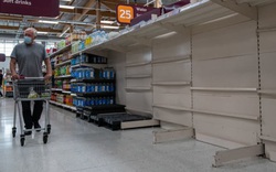 Trạm xăng tạm đóng cửa, kệ hàng siêu thị trống rỗng: người Anh bước vào một mùa đông khó khăn sau tái mở cửa