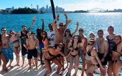 Australia: Đếm ngược thời gian lộ trình tự do "chân dài bikini sexy" lại tràn xuống bãi biển