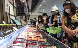 Hà Nội: Mưa gió cuối tuần, siêu thị lớn vẫn đông người mua sắm 