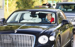 Cristiano Ronaldo lái Bentley Flying Spur đến sân tập, vệ sỹ đi Range Rover nhưng có chi tiết gây khó hiểu