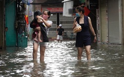 ẢNH: Người dân lội nước bì bõm sau mưa lớn ở Hải Phòng