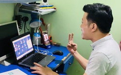 Thầy giáo dạy online ở buôn làng, học sinh không có điện thoại thông minh thì học ra sao?